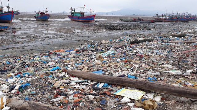 
Rác thải, nước thải đổ thẳng ra biển gây ô nhiễm tại xã Ngư Lộc. Ảnh: Gia Hân

