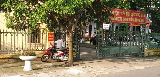 
Công an Huyện Ý Yên đang tiếp tục điều tra và hoàn thiện hồ sơ vụ án, tuy nhiên Cơ quan này từ chối tiết lộ danh tính 7 đối tượng côn đồ hành hung vợ chồng anh Văn.
