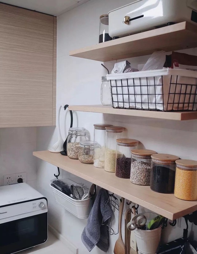 
Sắp xếp và bố trí các khu vực chức năng hợp lý giúp căn bếp nhỏ gọn gàng và rộng rãi hơn.
