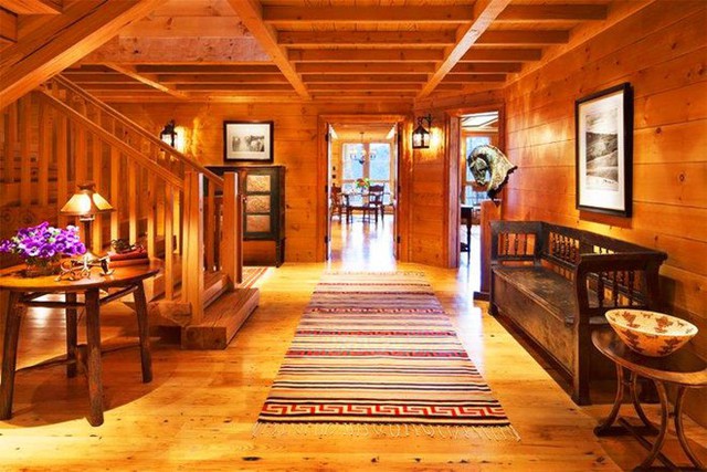 
Biệt thự được xây với gỗ là nguyên vật liệu chủ đạo. Lối vào biệt thự đầy ấm áp và thân thiện. Ảnh: Sothebys International Realty Telluride.
