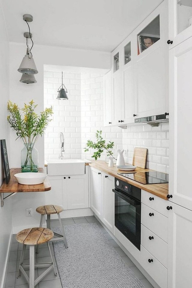 
5. Trong phòng bếp nhỏ xíu này, có thể dễ dàng nhận thấy phong cách Scandinavian đậm đặc với tone trắng và chất liệu gỗ. Ngoài ra người ta còn sử dụng nội thất thông minh, tiết kiệm diện tích như bàn gắn tường để đảm bảo tiện nghi sinh hoạt.

