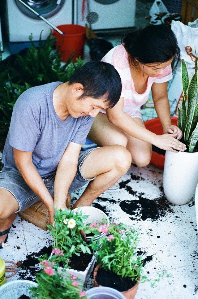 Cả gia đình cùng nhau có một buổi lao động vui vẻ và thú vị. Nữ ca sĩ mua thêm đất, thêm kệ, cùng mọi người sắp xếp lại khoảng ban công nhỏ nhà mình.