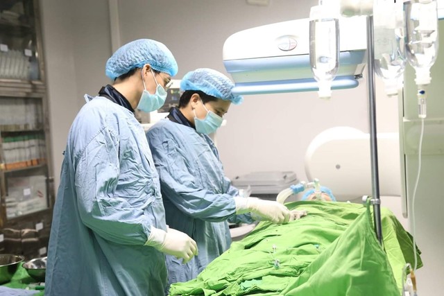 
Các bác sĩ Trung tâm Tim mạch – Bệnh viện Đa khoa tỉnh Phú Thọ thực hiện ca phẫu thuật. Ảnh BVCC
