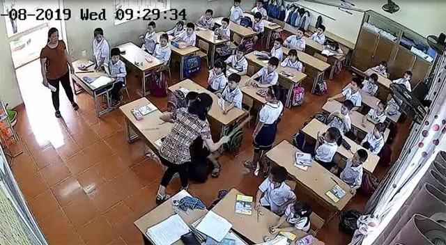 
Camera ghi lại cảnh hàng loạt học sinh bị nữ giáo viên này tát vào mặt, đầu và cầm thước đánh liên tiếp vào lưng, mông và chân các em- Ảnh cắt từ clip
