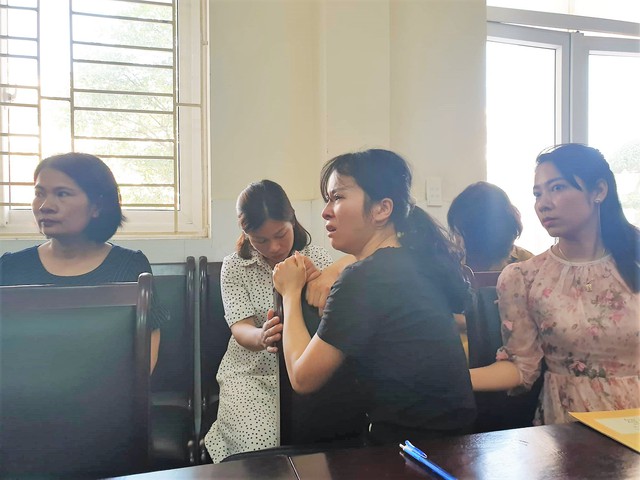 
Cô giáo Trang liên tục khóc trong cuộc họp chiều nay (16/5). Ảnh: ML
