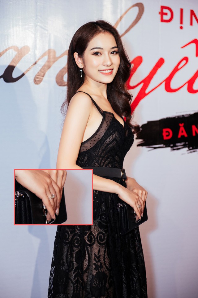 Chiếc nhẫn kim cương trên ngón tay áp út của Ngọc Duyên là điểm đáng chú ý nhất, khiến khán giả nảy sinh đồn đoán cô đã được nhạc sĩ Dương Khắc Linh đính hôn sau nửa năm công khai tình cảm.