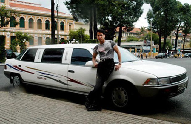 Xe Cadillac nổi tiếng một thời được Ngọc Sơn sở hữu. Tại Việt Nam, Ngọc Sơn chính là người đầu tiên tại dám chi số tiền lớn để mua mẫu xe rất nhiều đại gia, doanh nhân phải ao ước.
