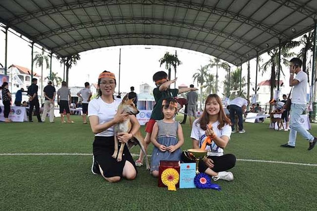 
Hiện nay, chị Hà cùng Hiệp hội chó giống Phú Quốc đang tiến hành đăng ký Khuyển vương với Hiệp hội chó giống quốc tế để đưa chó Phú Quốc vào danh sách chính thức trên thế giới.
