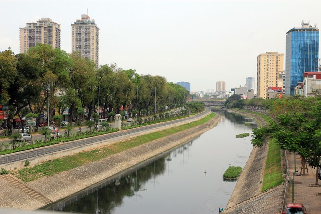 
Dòng sông Tô Lịch giữa lòng Thủ đô đang ô nhiễm nghiêm trọng. Ảnh: Bảo Loan
