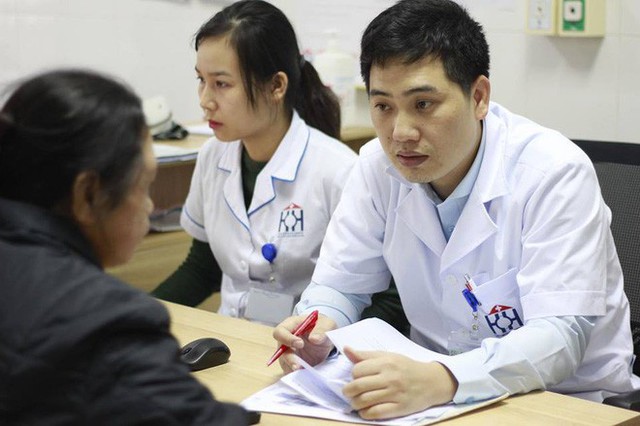 
Bác sĩ Thịnh đang tư vấn cho bệnh nhân.

