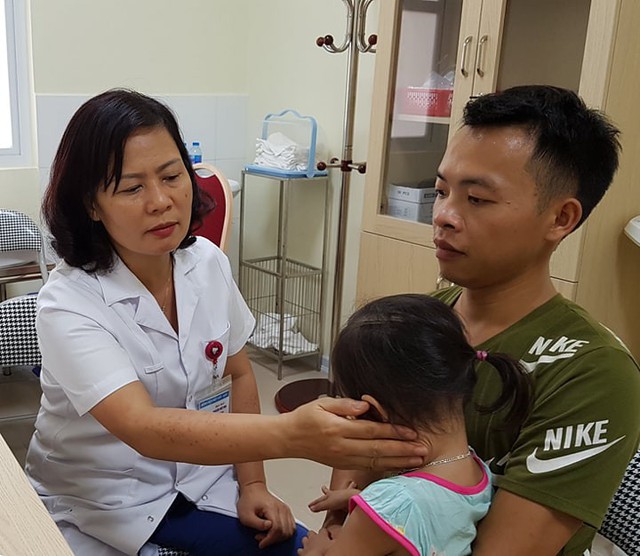 TS. BS Nguyễn Việt Hoa đang khám cho bệnh nhi Hà Giang bị u ở cổ.