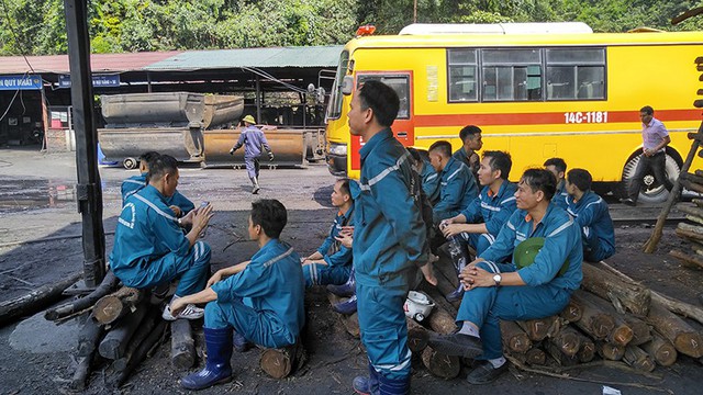 
Lực lượng công nhân trực cứu hộ có mặt tại khu vực xảy ra sự việc. Ảnh: M.Hà
