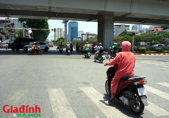 Những ngày gần đây, nắng nóng tấn công các tỉnh miền Bắc cũng như Hà Nội ảnh hưởng không nhỏ đến cuộc sống, sinh hoạt của người dân.