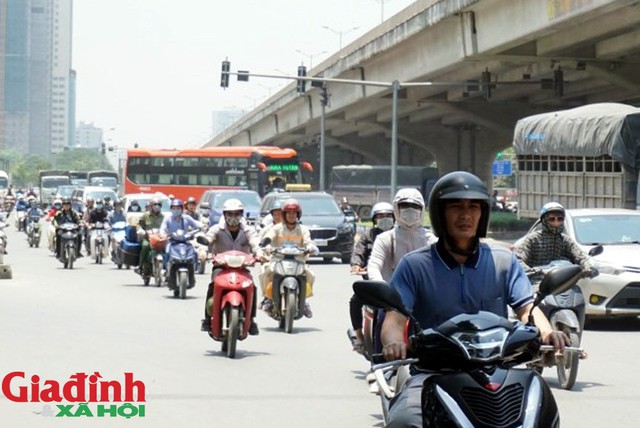 Với những người phải di chuyển ra ngoài đường dưới tiết trời này phải dùng mọi biện pháp chống chọi.