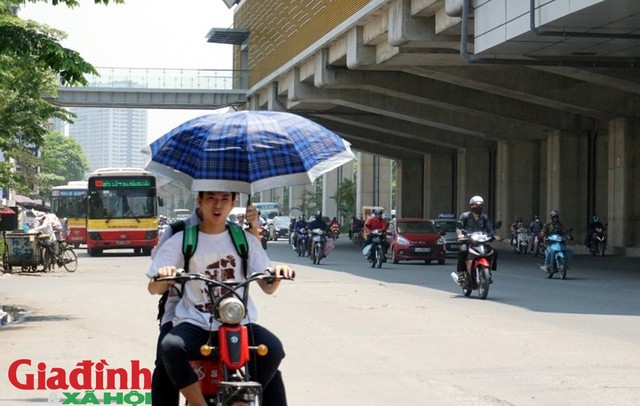 Một nam học sinh hốt hoảng khi ra đường không áo chống nắng, khẩu trang, kính mắt.