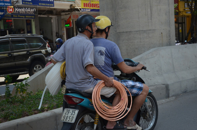 Nắng nóng đỉnh điểm ở Hà Nội, thợ điều hòa kiếm tiền triệu mỗi ngày - Ảnh 2.