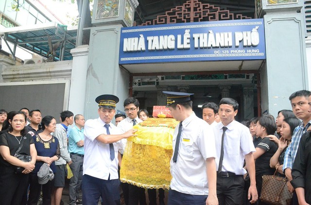 Nhà tang lễ tổ chức di quan.