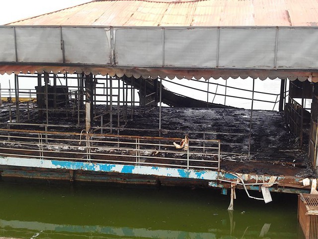 Do du thuyền bị cháy chỉ còn ít vật dụng bằng gỗ nên nhanh chóng được dập tắt.