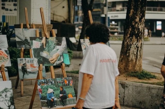 Triển lãm Humans of Hanoi mới đây được tổ chức tại Hồ Gươm đã thu hút hàng trăm người đến chiêm ngưỡng. Rất nhiều người đã đánh giá cao những bức ảnh và không ngừng dành những lời khen ngợi cho nhóm học sinh.