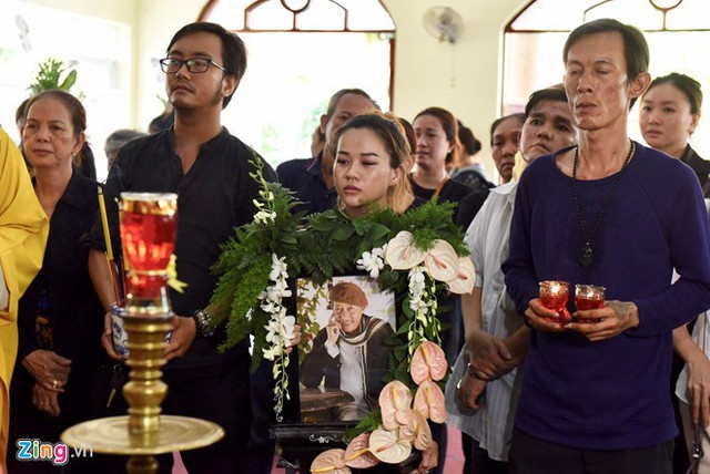Con trai (trái) và con gái nghệ sĩ Lê Bình trong tang lễ. Con gái út Khả Hân là người luôn túc trực bên ông trong những ngày cuối đời.