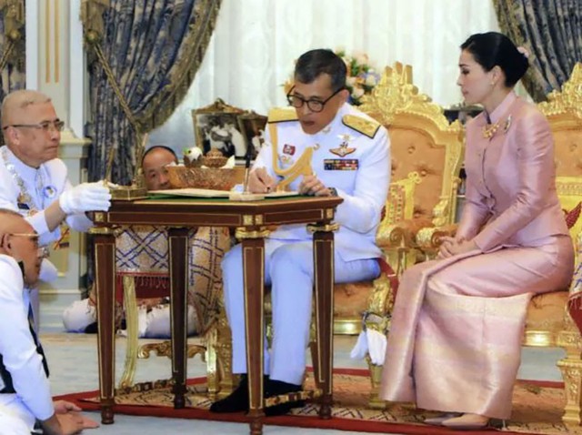 Vua Thái Lan Maha Vajiralongkorn Bodindradebayavarangkun và Hoàng hậu Suthida Vajiralongkorn Na Ayudhya kí giấy chứng nhận kết hôn. Ảnh: AP