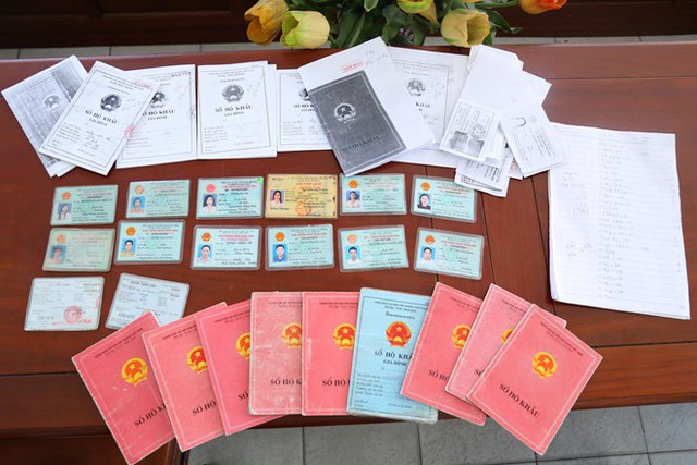 
Số giấy tờ của con nợ tìm thấy trong nơi ở của Thắng. Ảnh: Nguyễn Hoàng.
