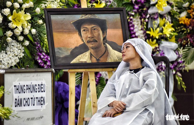 Chị Khả Hân - con gái nghệ sĩ Lê Bình - trong đám tang cha - Ảnh: DUYÊN PHAN