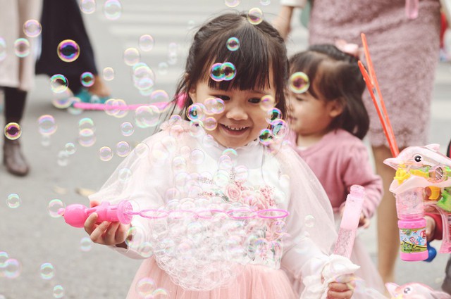 Dịp cuối tuần, ngày lễ trẻ nhỏ xúng xính váy áo vui chơi tại các công viên hoặc không gian phố đi bộ.