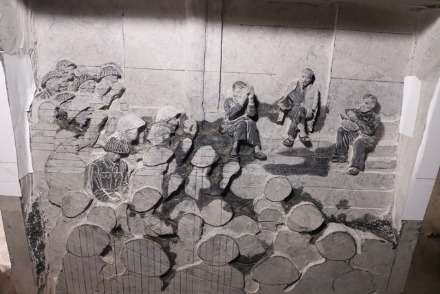 
Đây là tác phẩm Bác Hồ thăm Sư đoàn 308 tại Đền Hùng (Phú Thọ), tháng 9/1954 do nghệ nhân Triệu Hoàng Giang đang thực hiện dang dở.
