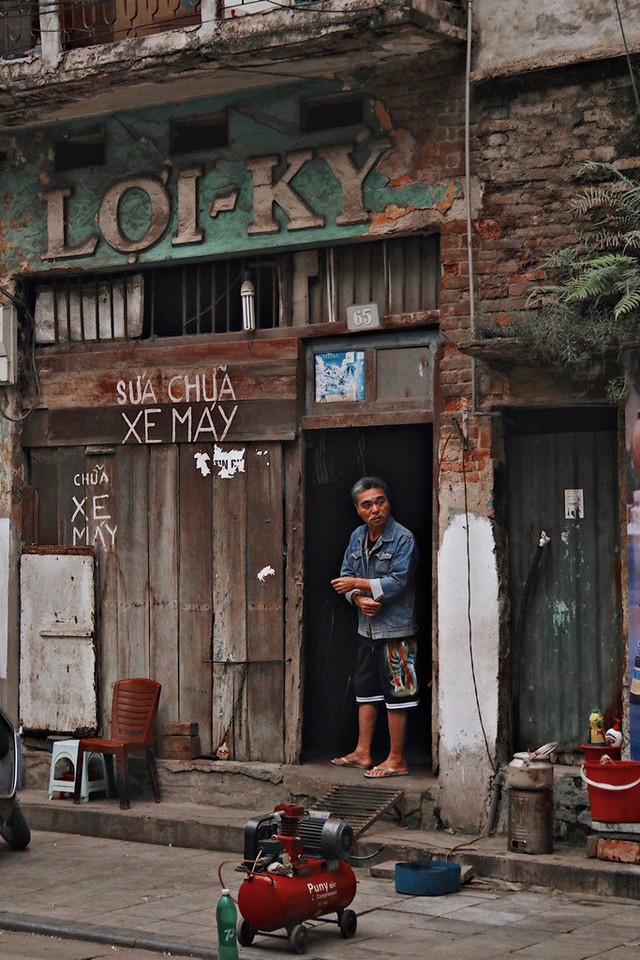Một tiệm sửa xe trog căn nhà cổ giữa Hà Nội.