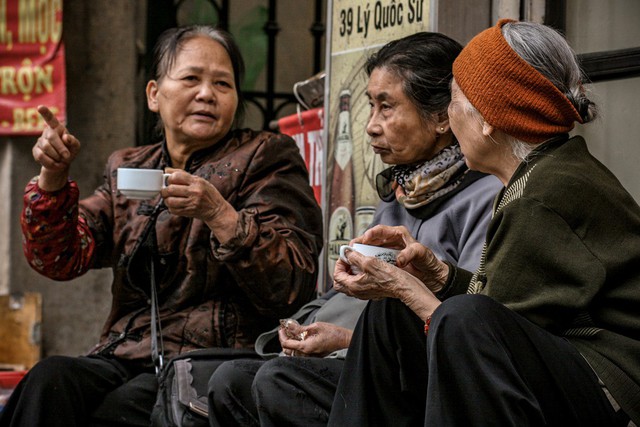 Những người Hà Nội xưa bên tách trà ấm và cùng trò chuyện về thủa thiếu thời.