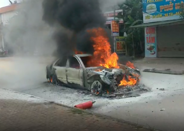 
Hình ảnh chiếc xe Mercedes bốc cháy dữ dội ở Nghệ An sau khi đi qua đoạn đường đầy rơm. Ảnh: TL
