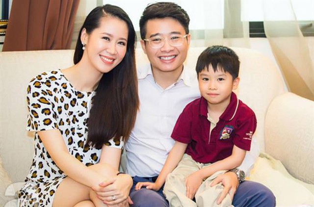 Hoa hậu Dương Thùy Linh bên ông xã Việt Thắng và con trai.