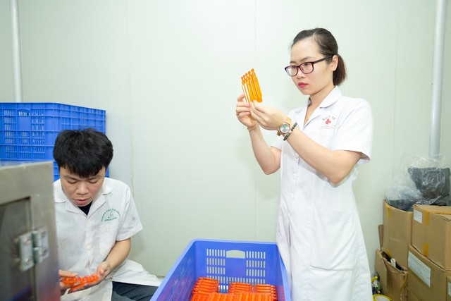 Nữ Bác sĩ An Thị Dung tự tay kiểm tra sản phẩm trước khi đưa đến cho người bệnh.