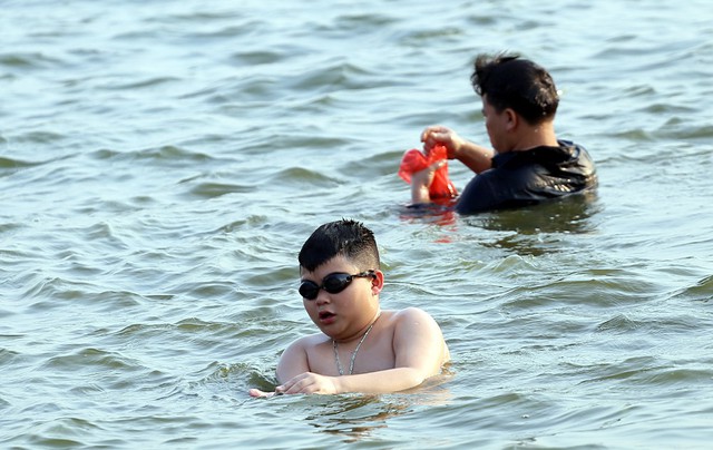 Khu vực mép Hồ Tây thuộc phường Quảng An từ nhiều năm nay người dân đã lựa chọn làm nơi tắm mát mỗi khi mùa hè đến. Những ngày Hà Nội nắng đỉnh điểm người dân kéo đến đây càng đông đúc lúc ngoài 16h hàng ngày.
