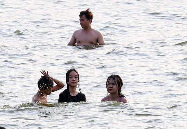 Một nhóm nữ sinh cùng thỏa thích đùa nghịch dưới Hồ Tây.