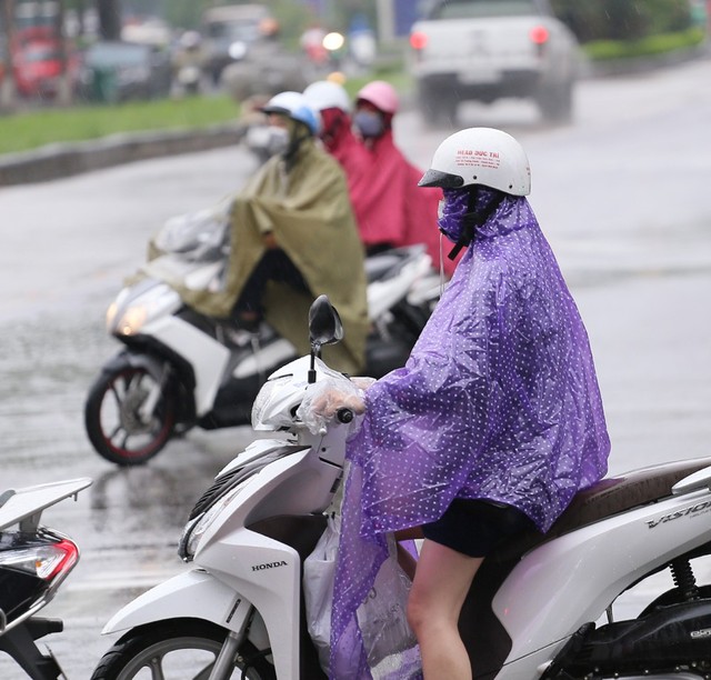 Theo Trung tâm Dự báo Khí tượng Thủy văn Quốc gia,  qua theo dõi trên ảnh mây vệ tinh và ảnh radar thời tiết cho cho thấy một vùng mây đối lưu từ phía tây nam Hà Nội đang mở rộng sang phía Đông và gây mưa rào và dông cho các huyện ở phía Nam Hà Nội như Mỹ Đức, Ứng Hòa, Thanh Oai, Chương Mỹ.