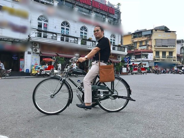 Khi có thời gian rảnh rỗi, Vượng Râu lại lái xe đạp đi dạo phố Hà Nội.