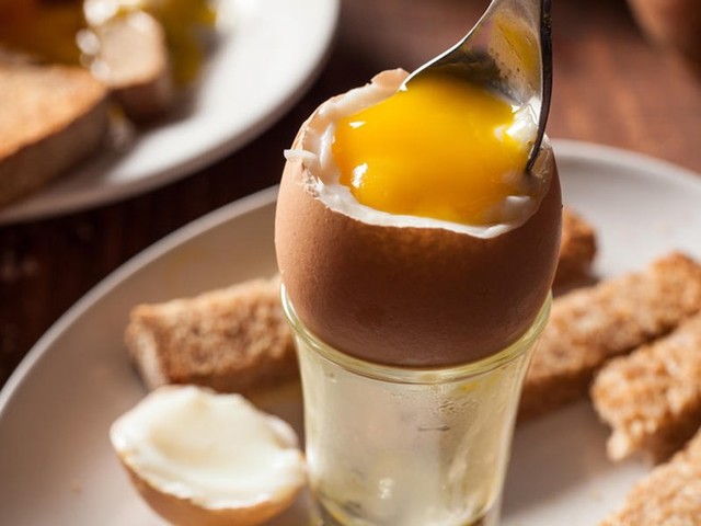Ăn trứng chưa chín kỹ sẽ khiến cơ thể dễ mắc những loại vi khuẩn gây hại. Ảnh minh họa