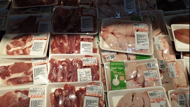 Thịt lợn cung cấp cho các siêu thị, chợ truyền thống chủ yếu do các đơn vị trên địa bàn Hà Nội cung cấp.