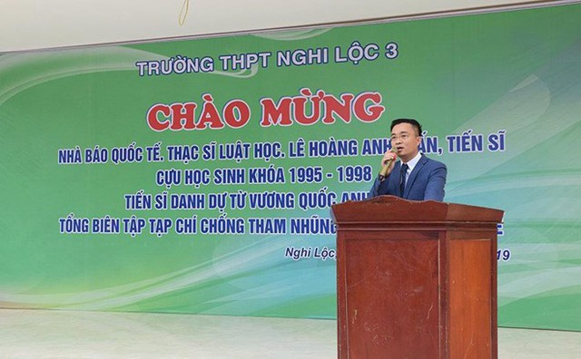 
&Ocirc;ng L&ecirc; Ho&agrave;ng Anh Tuấn xuất hiện trong lễ tri &acirc;n trường THPT Nghi Lộc 3 với h&agrave;ng loạt danh xưng k&ecirc;u như chu&ocirc;ng.
