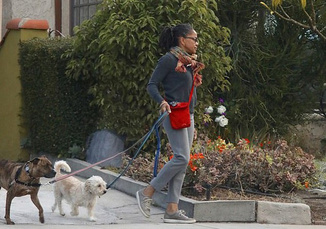 Bà Doria Ragland dắt hai con chó đi dạo gần nhà ở Los Angeles, Mỹ. Ảnh: Mega.