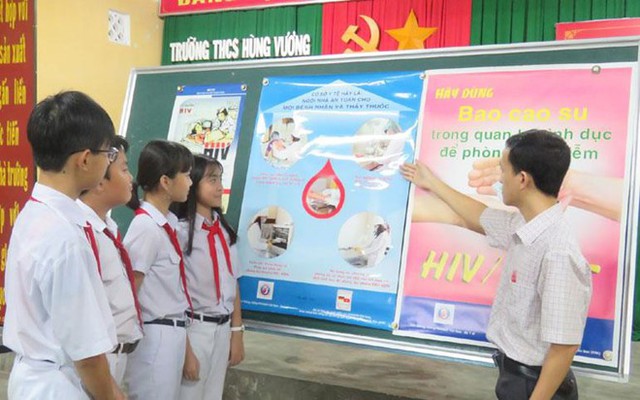 Giáo viên giúp học sinh nhận biết những tác hại của ma túy và các đường lây truyền HIV/AIDS.