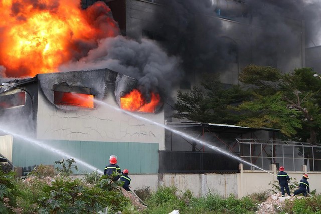 Cháy dữ dội tại công ty sản xuất keo công nghiệp - Ảnh 2.