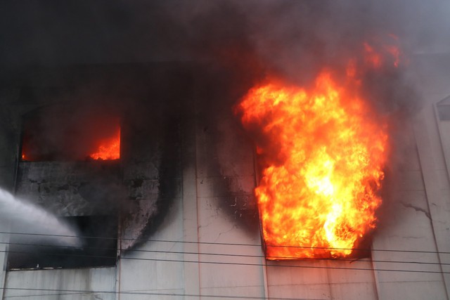 Bình Dương: Lực lượng chữa cháy TP. HCM chi viện cho Bình Dương để dập đám cháy tại công ty sản xuất keo công nghiệp  - Ảnh 2.