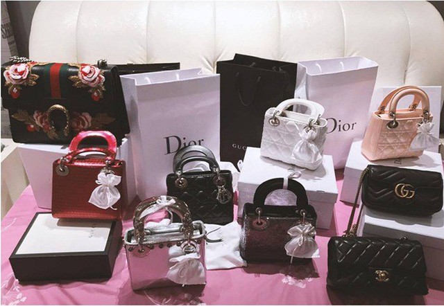 Người đẹp 30 tuổi cũng là một tín đồ hàng hiệu có tiếng trong showbiz Việt. Trên mạng xã hội, thỉnh thoảng Midu mới chia sẻ bộ sưu tập túi hàng hiệu của các hãng danh tiếng như Dior, Louis Vuitton...