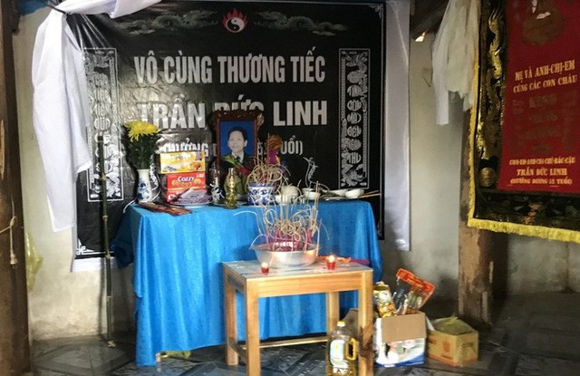 
Bàn thờ anh Linh được lập tại nhà mẹ đẻ ở xã Minh Hợp để tiện hương khói, thờ phụng.
