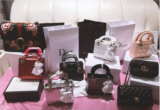 Midu là tín đồ của dòng túi Dior khi sở hữu nhiều màu khác nhau với các kích thước khác nhau. Bên cạnh đó, Gucci cũng là thương hiệu mà cô yêu thích. 9 chiếc túi hiệu này có giá ước tính lên tới hơn 1 tỷ đồng của Midu là kho báu mà bất kỳ cô nàng nào cũng mong muốn có được.