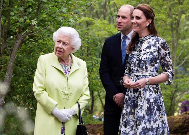 Nữ hoàng Anh Elizabeth II cùng vợ chồng hoàng tử William - công nương Kate Middleton xuất hiện ở ngày đầu tiên của sự kiện. Lễ hội hoa Chelsea thường xuyên tiếp đón các thành viên hoàng gia Anh.