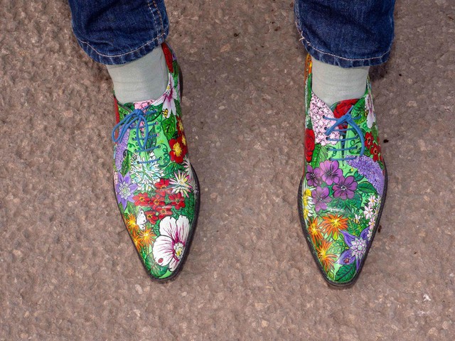 Đôi giày với họa tiết hoa màu sắc sặc sỡ của một khách tham quan. Ảnh: Getty.